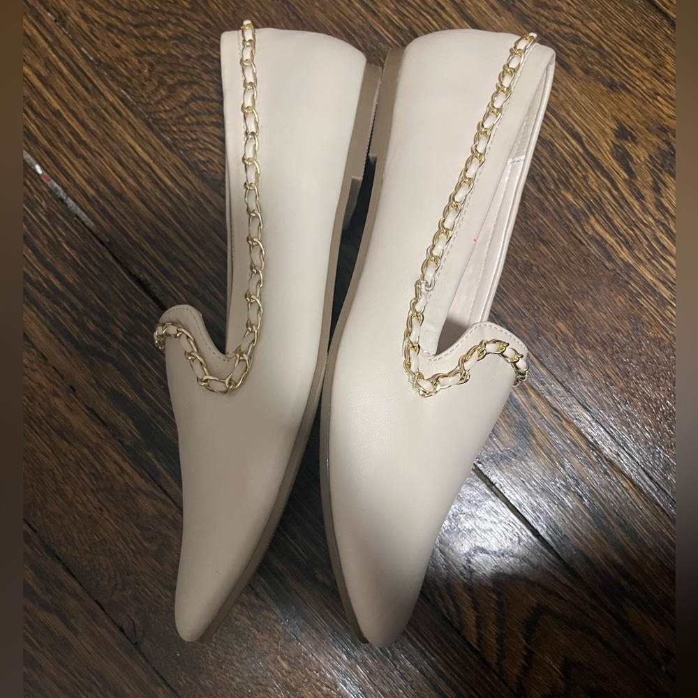 NWOT Women’s Cream Chain-Trim Loafers